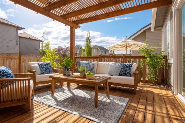 What Are the Benefits of Adding a Pergola or Covered Structure to a Deck?