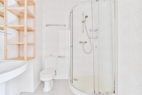 What are the most popular walk-in shower designs and why are homeowners choosing them?
